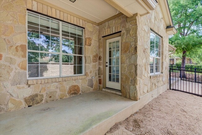 Building Photo - 16100 S Great Oaks Dr