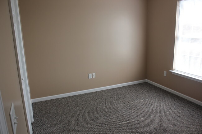 Building Photo - 3 Bedroom, 2.5 Bathroom Duplex for Rent with unfinished walkout basement