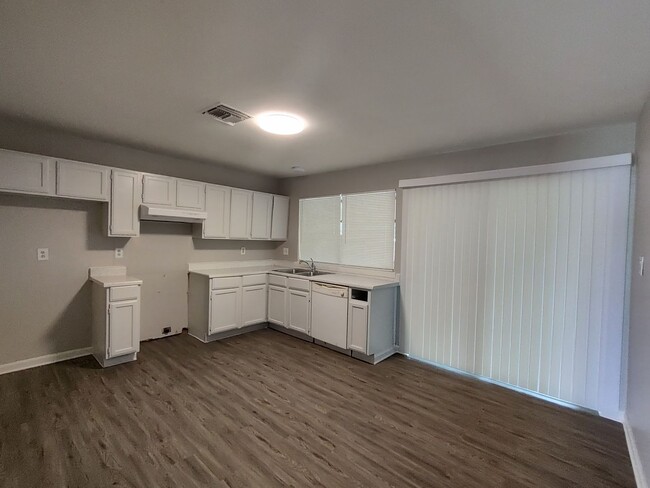 Building Photo - Northeast San Antonio 2 Bedroom 1 Bath Duplex