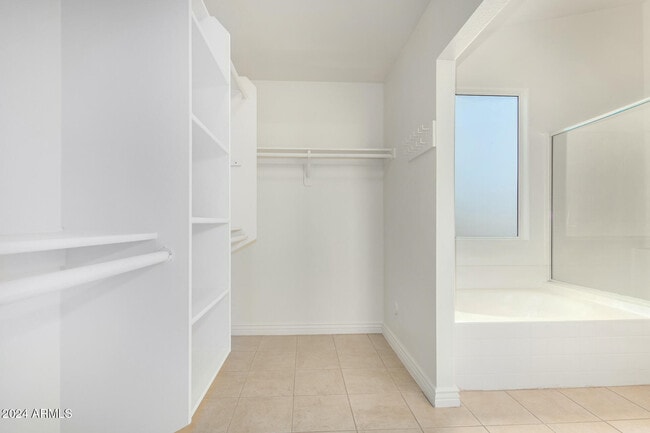 Building Photo - 8338 W Paradise Dr