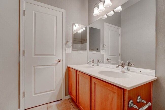 Building Photo - 2589 Chateau Clermont St