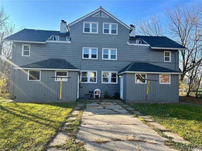 Building Photo - 527 24th St