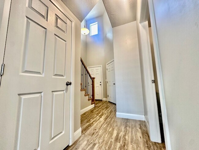 Building Photo - 3 bed -2.5 bath - Newer townhome in the heart of Cedar City!