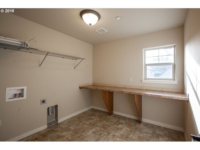 Building Photo - 3-Bedroom Home in SW Beaverton!