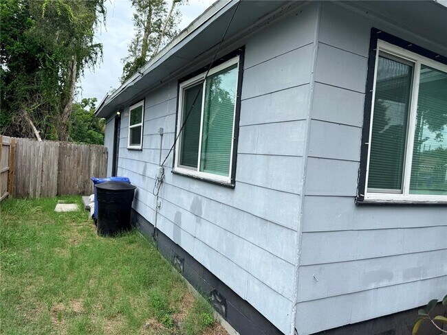 Building Photo - 1759 Temple Terrace S