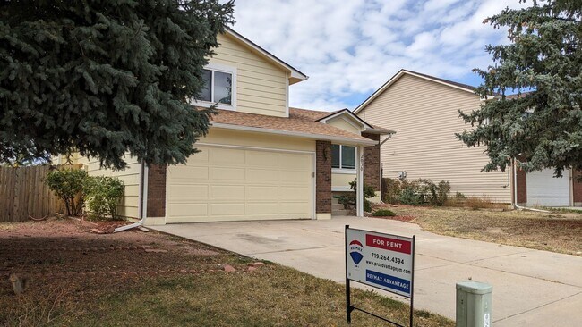 Building Photo - COZY TRI-LEVEL 3 BED/1.5 BATH WITH WOODBUR...