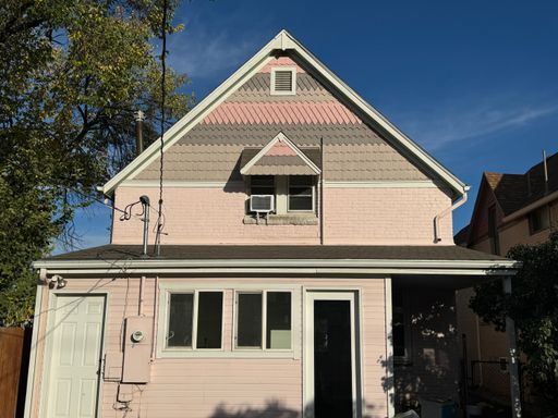 Building Photo - 3 Bedroom 2 Full Bath Plus Office Renovated Victorian Style Family Home Available Mid NOW!