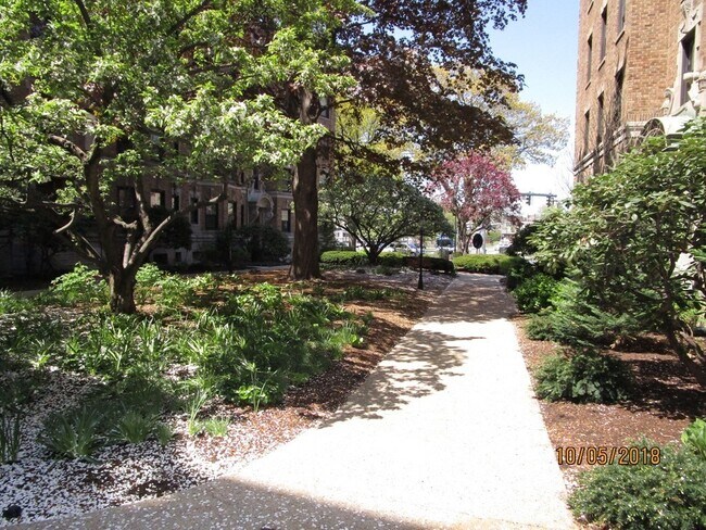 Building Photo - 120 Riverway