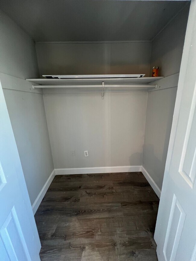 Building Photo - $1,695 ** Annual ** Available 6/1/26 ** Recently Upgraded **3 Bedroom / 2 Bath * Port Charlotte
