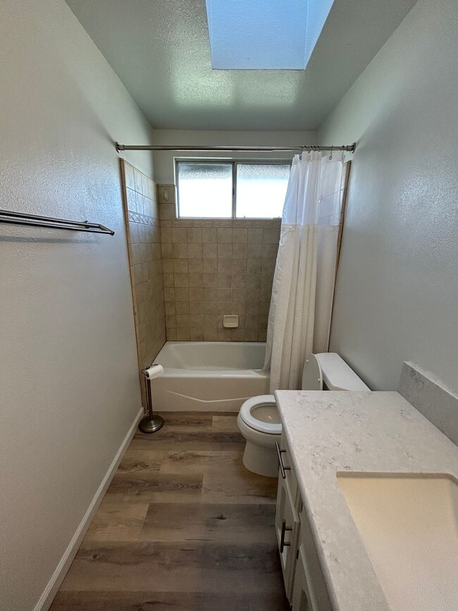 Building Photo - 3 Bedroom 2 Bathroom in NW Visalia