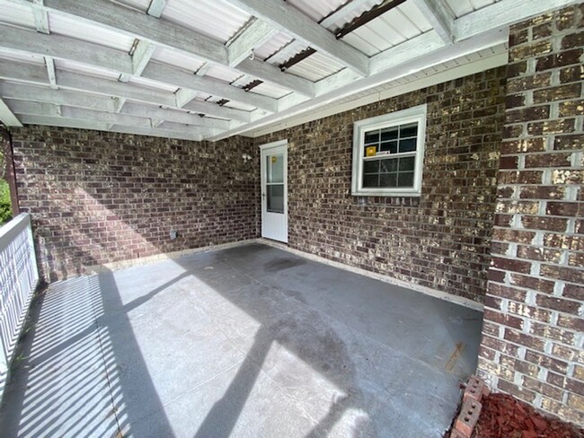 Building Photo - Brick Ranch in Willowbrook