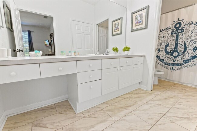 Building Photo - 2304 Silver Palm Dr