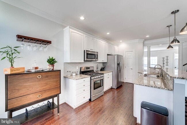 Building Photo - 947 Harrison Cir