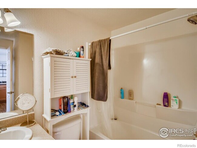 Building Photo - "Chic Urban Retreat: Cozy 1-Bed Condo in t...