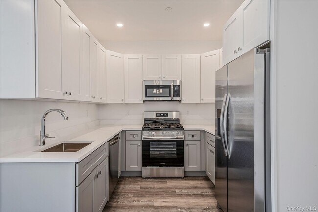 Building Photo - 725 Eastview Dr