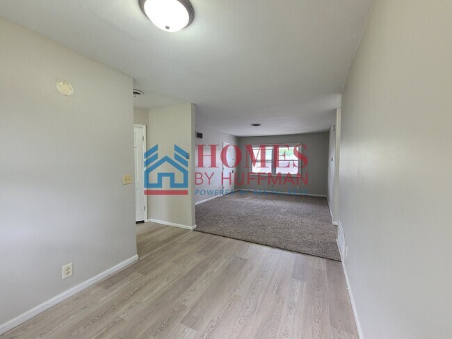 Building Photo - Two Bedroom Upstairs | Boonville