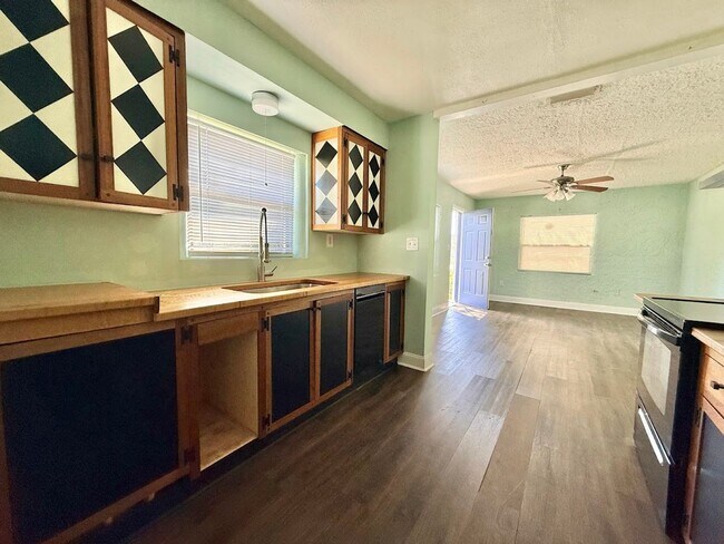 Building Photo - Super Cute 3/2 Close to Downtown!