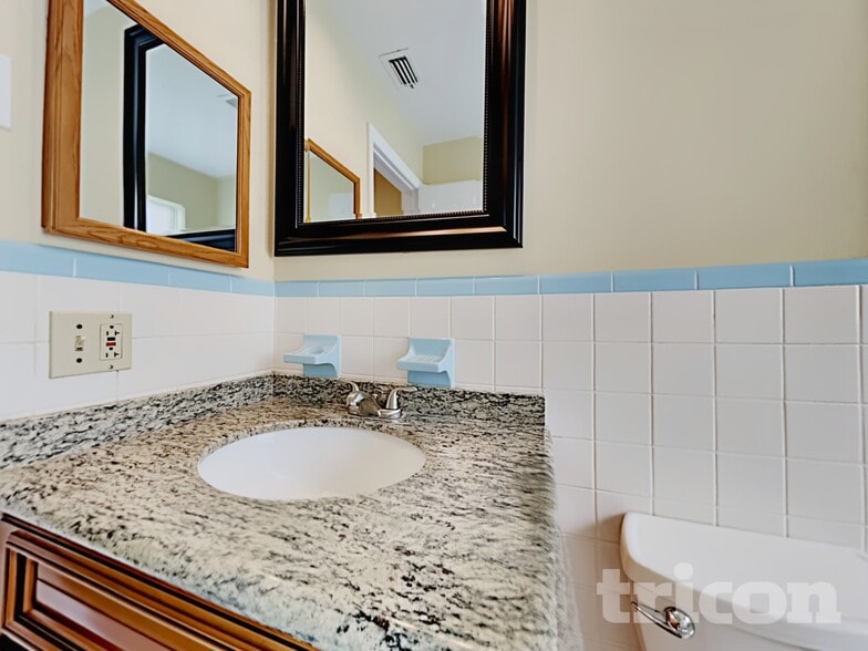 Building Photo - 1447 Fairmont St