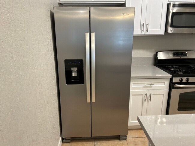 Building Photo - Condo 3 bedrooms 2 bathrooms 1 car garage gated subdivision.