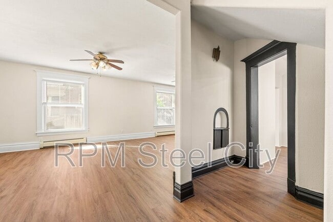 Building Photo - 2125 N Grand Ave