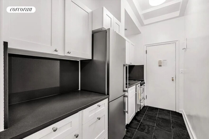 Building Photo - 307 E 44th St