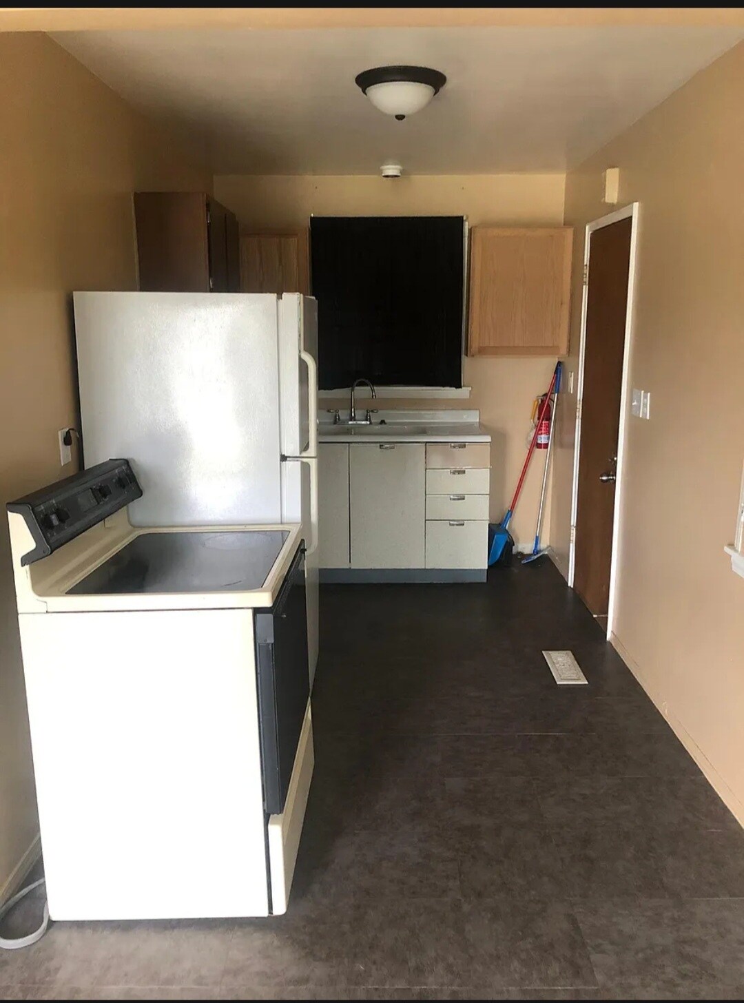 Building Photo - 16494 E 8 Mile Rd