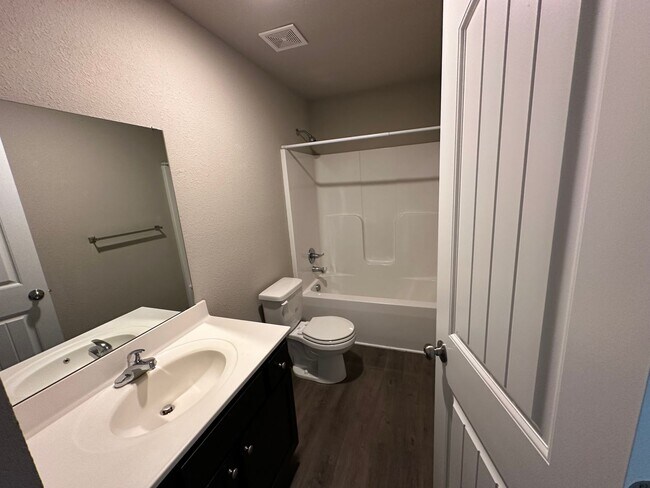 Building Photo - 3 Bed Townhome in Grain Valley