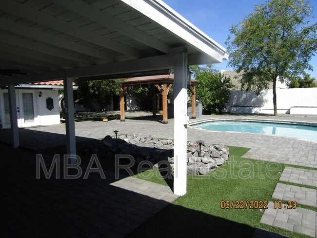 Building Photo - 2802 E Weldon Ave