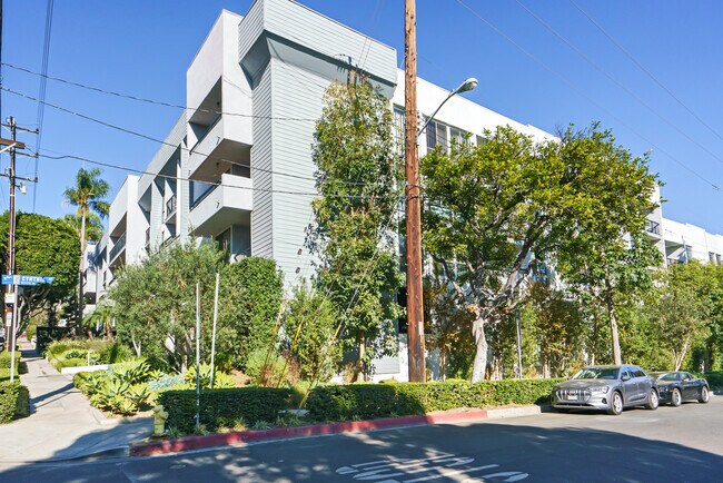 Building Photo - 906 N Doheny Dr