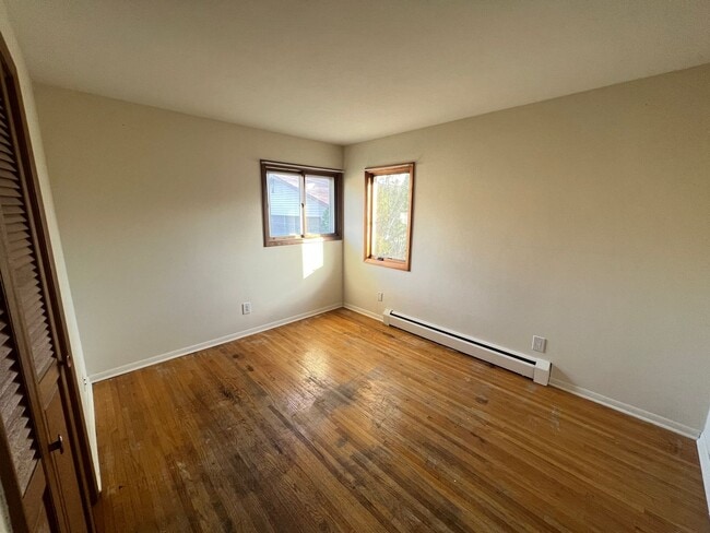 Building Photo - AVAILABLE JUNE 2025! HUGE 5 Bedroom, 2 Bath Home by UMD!