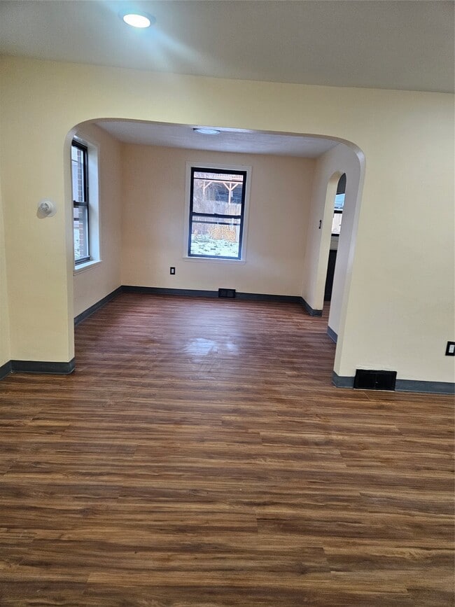 Building Photo - 106 Hayes Ave