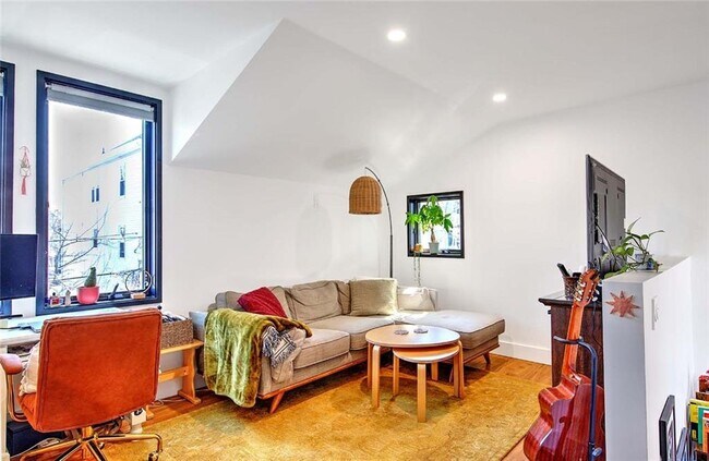 Building Photo - 37 Ring St