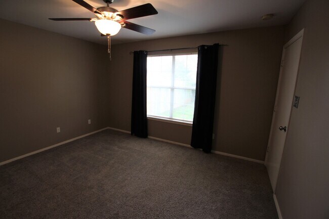 Building Photo - 447 Redbud Cir