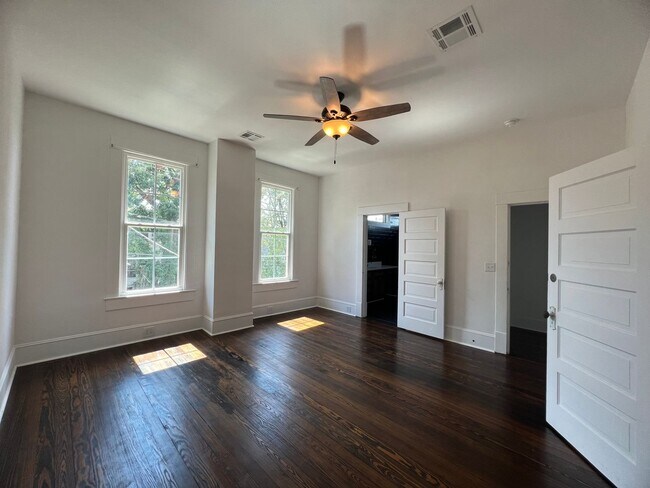 Building Photo - Southern Charm at its Best!!!