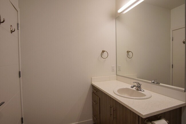 Building Photo - Heart of Sellwood: Fabulous Modern Studio Ready Mid-April!