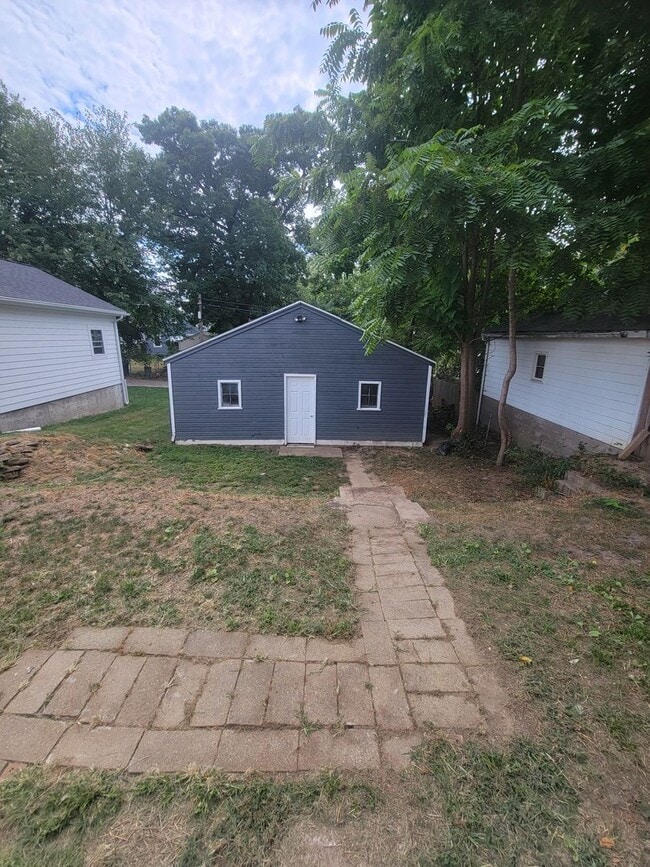 Building Photo - Modern Living 2/1 Newly Remodeled Peoria H...