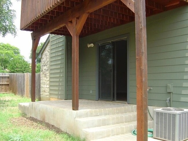 Building Photo - 1701 Horseshoe Cir