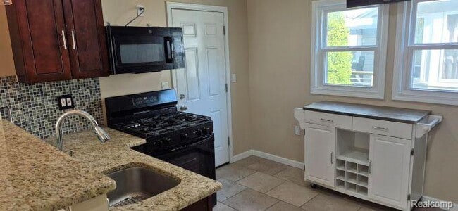 Building Photo - 830 Knowles St