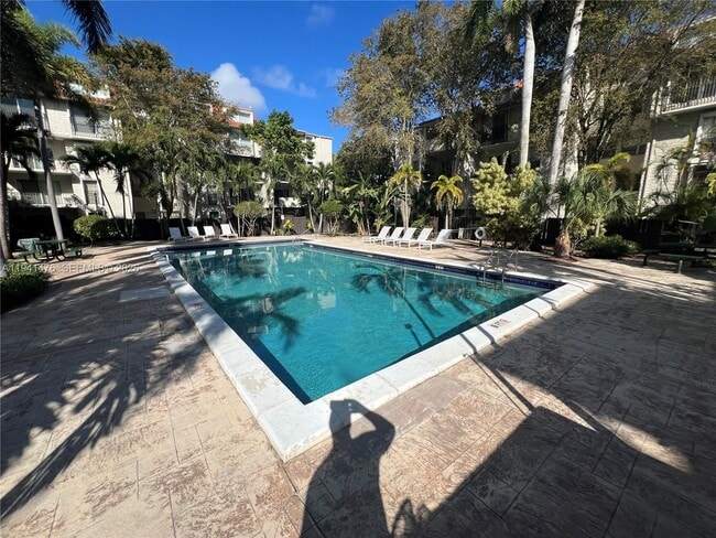 Building Photo - 6900 N Kendall Dr