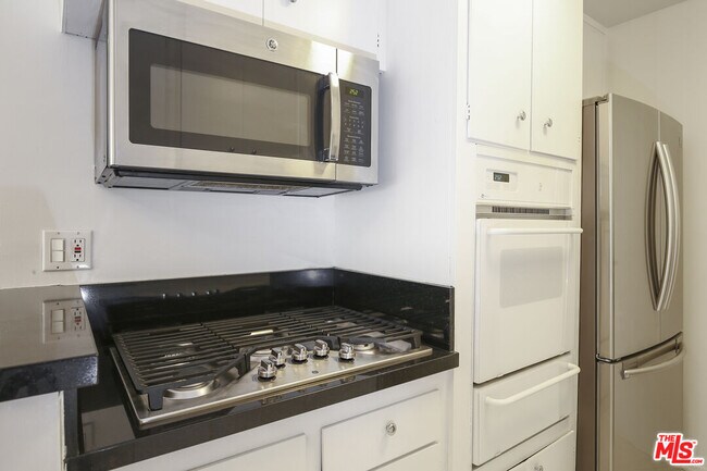 Building Photo - 1608 S Bentley Ave
