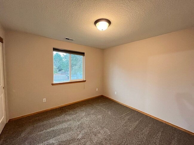 Building Photo - Brentwood Park Home - 3 Bedrooms, 2 baths 1,506 sq. ft.