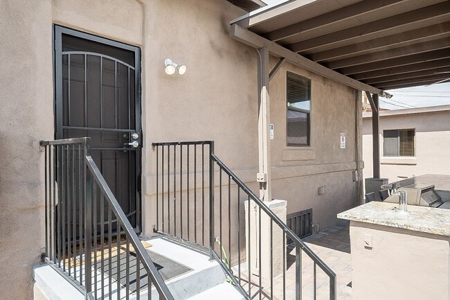 Building Photo - 928 E 6th St