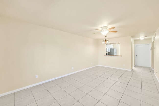 Building Photo - Cozy Condo at South Pointe Villas