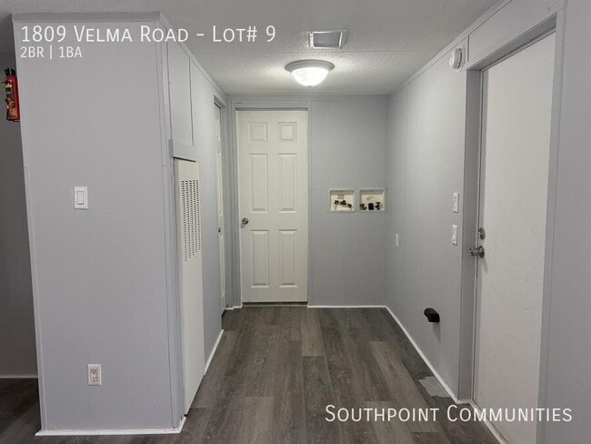 Building Photo - 1809 Velma Rd