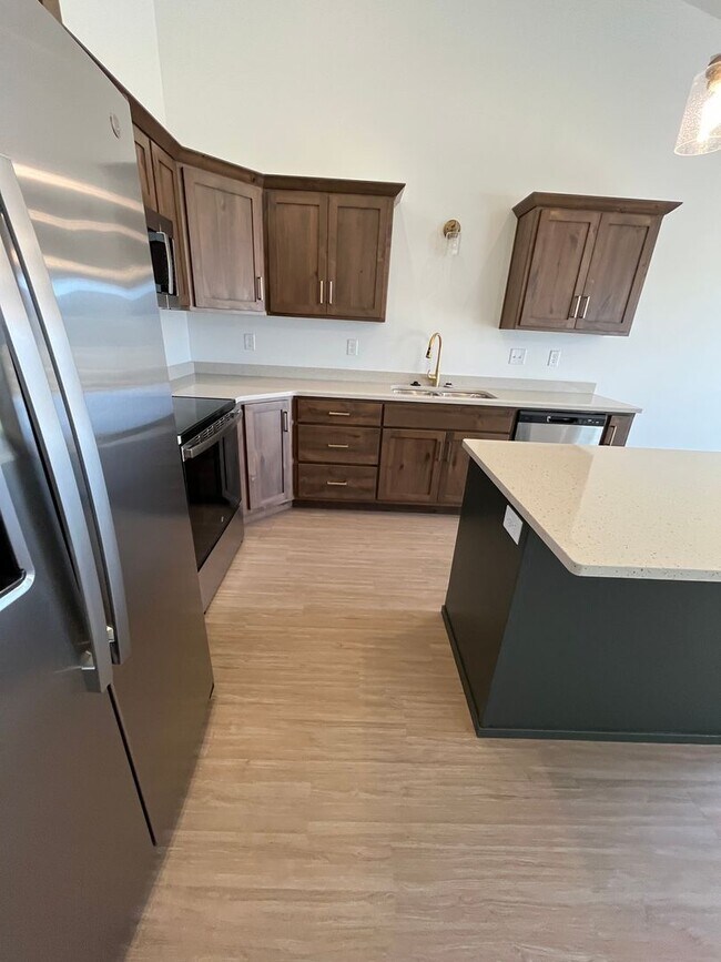 Building Photo - 3 Bed 3 Bath TownHome