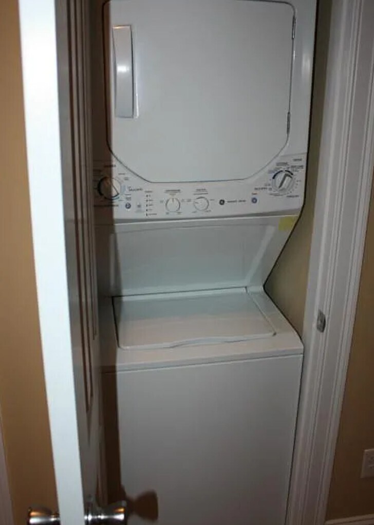 Building Photo - 148 Hillside St