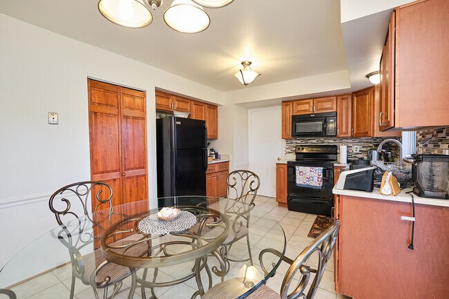 Building Photo - 9124 Orchard Brook Dr