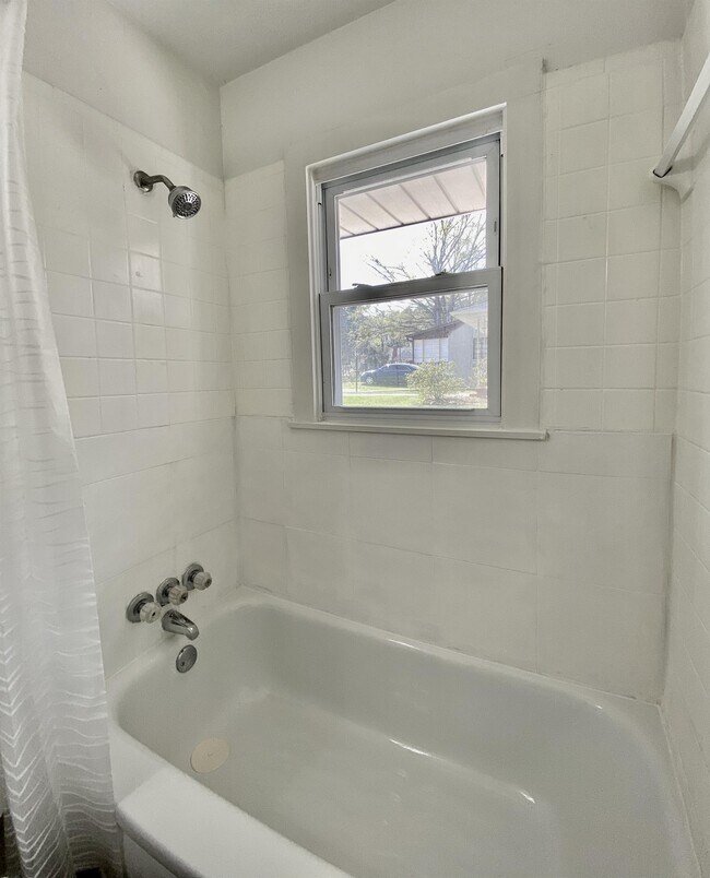 Building Photo - 648 Linfield Dr