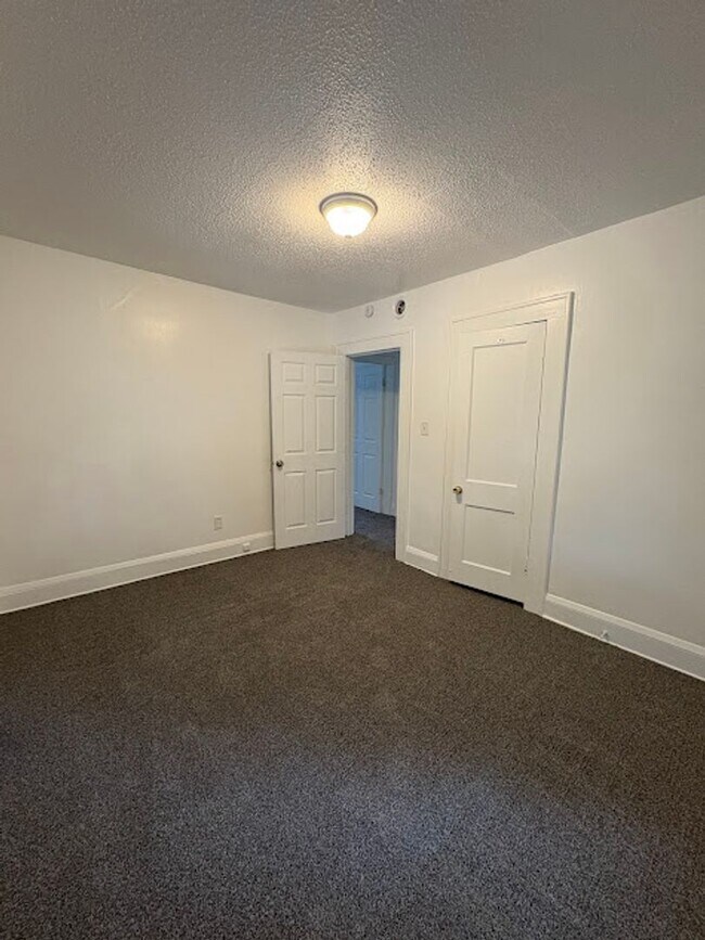 Building Photo - Work Duplex 360 Holdings