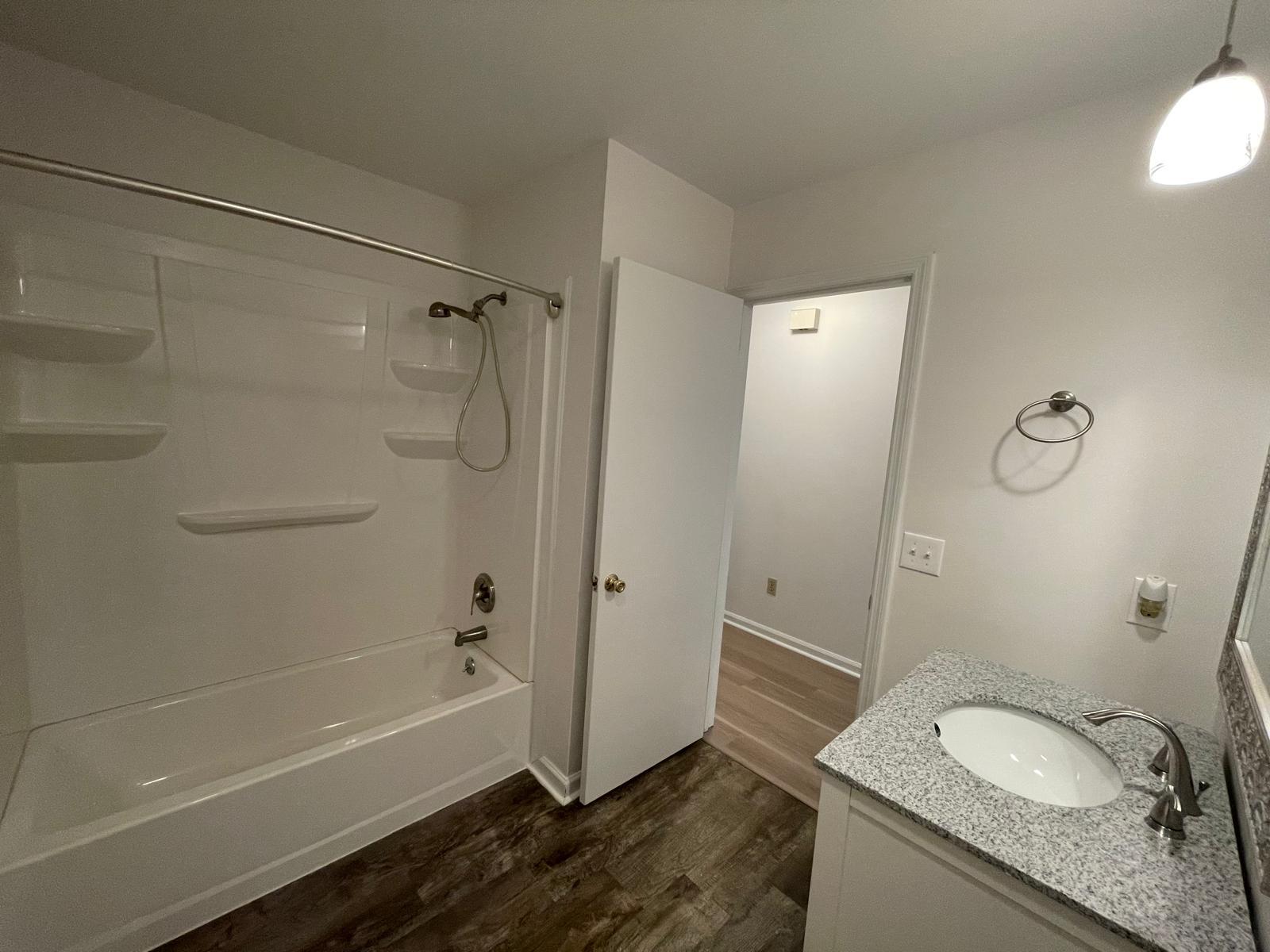 Full Bathroom (hallway) - 1936 Ashmore Ave